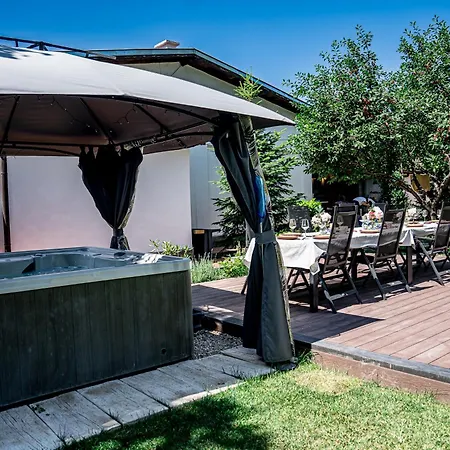 度假居 зелена