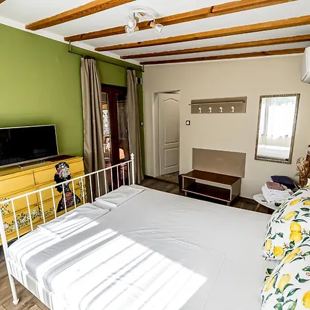 度假居 зелена